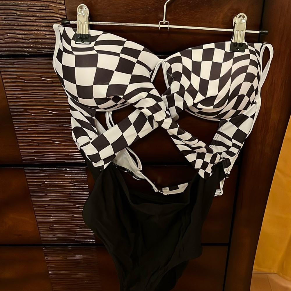 Size XL
Black and White cut out one piece
Cute checker Board
Never worn